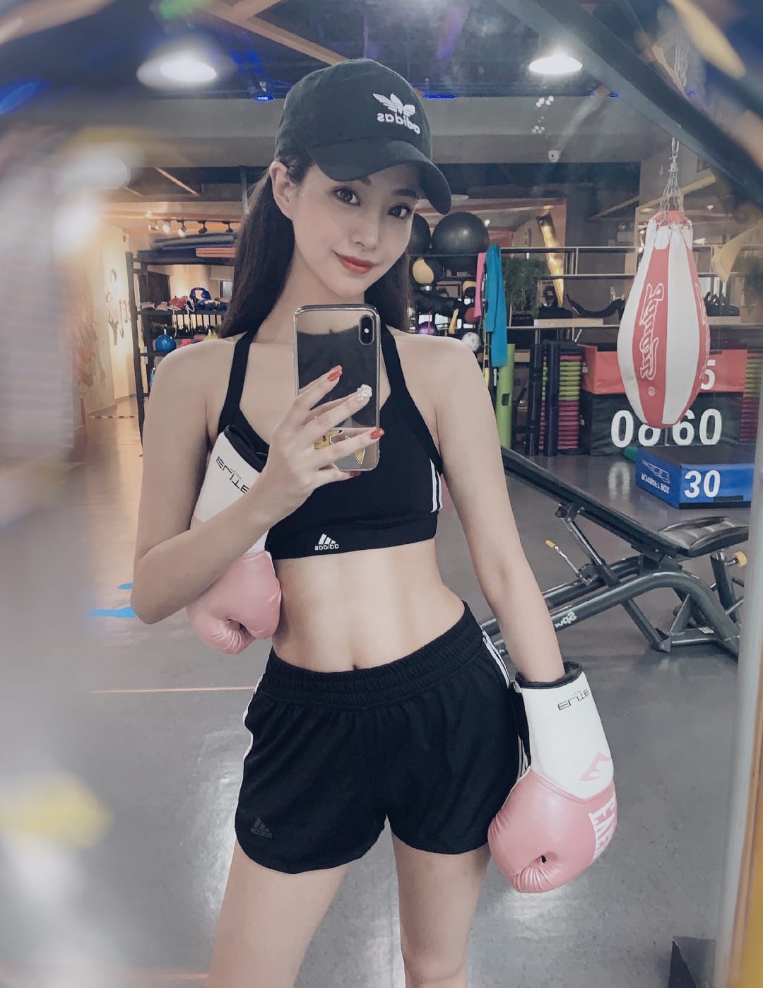 爆操性感美女 要我带狼牙套干死她